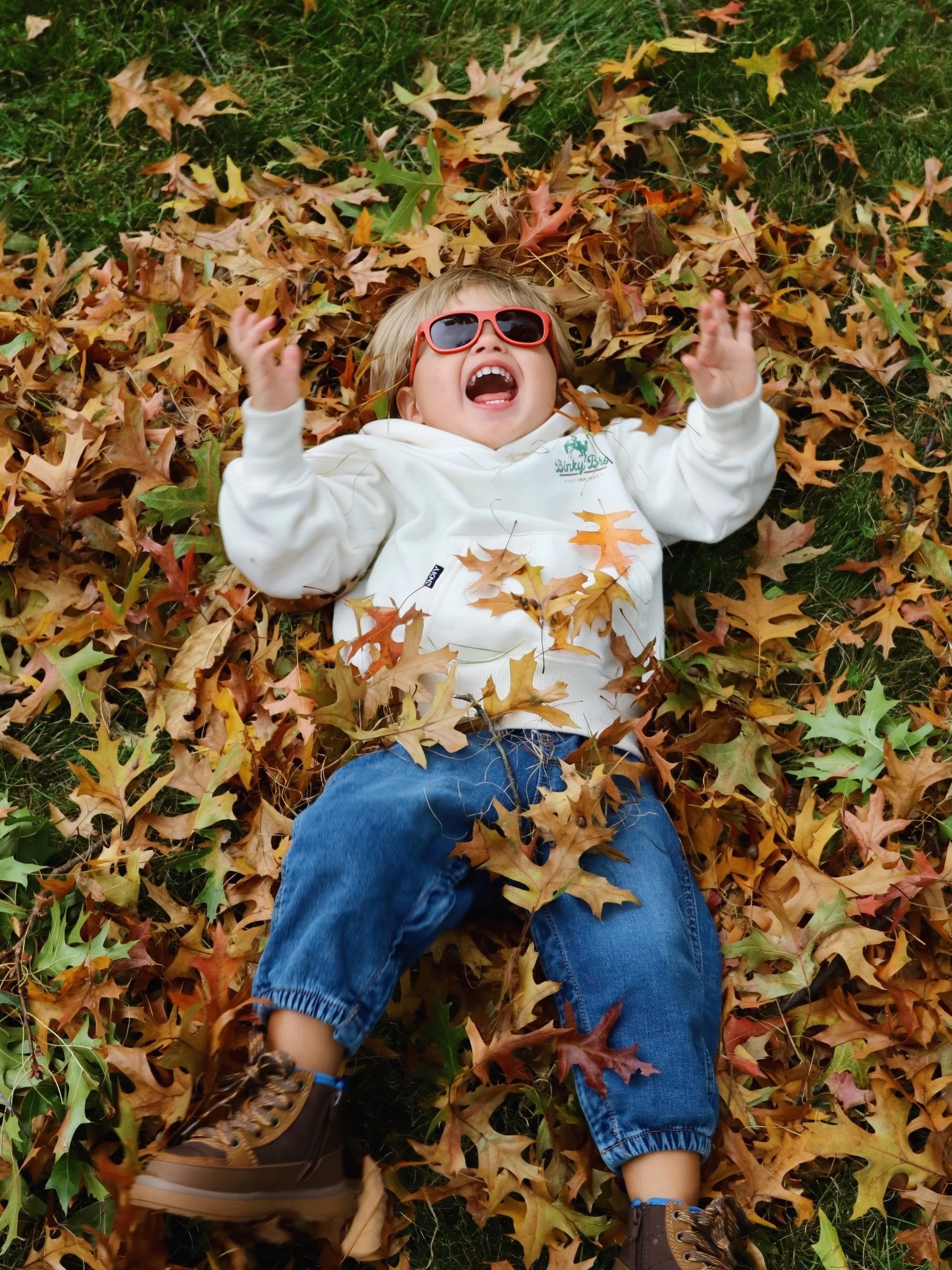 Terracotta dreams &amp; fall things🧡😎 Rory had SO much fun working with @babiators to help launch their newest limited edition color wave for the season 🍂 
.
Get yours before they&rsquo;re gone &mdash; PS, adorable toddler sunglasses make the perf