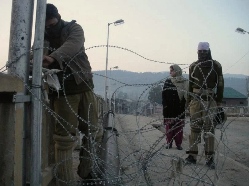 Curfew being enforced by road blocks & patrolling in Baramullah. July 2010. Photo: Showkat Kathjoo