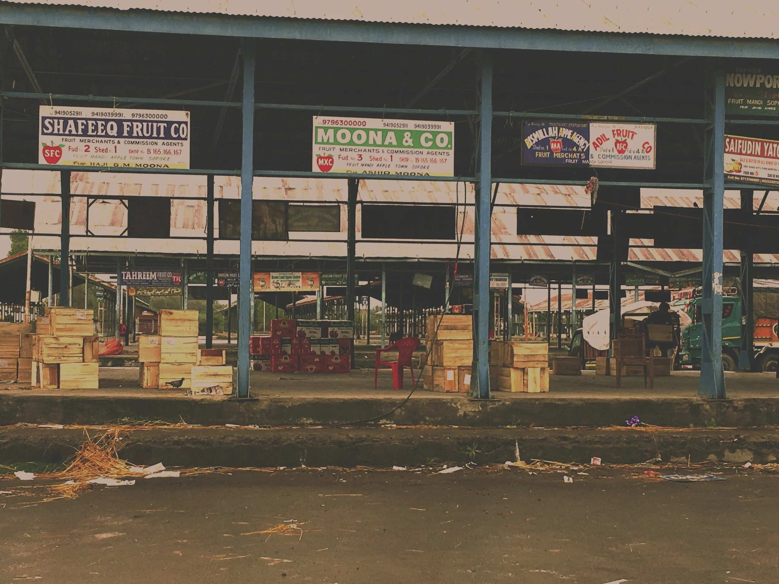 Sopore Mandi (fruit market) remains largely closed with only a few trucks leaving each day. This is in contrast to the 300 trucks that used to transport fruits from the market each day prior to the August 5th lockdown.