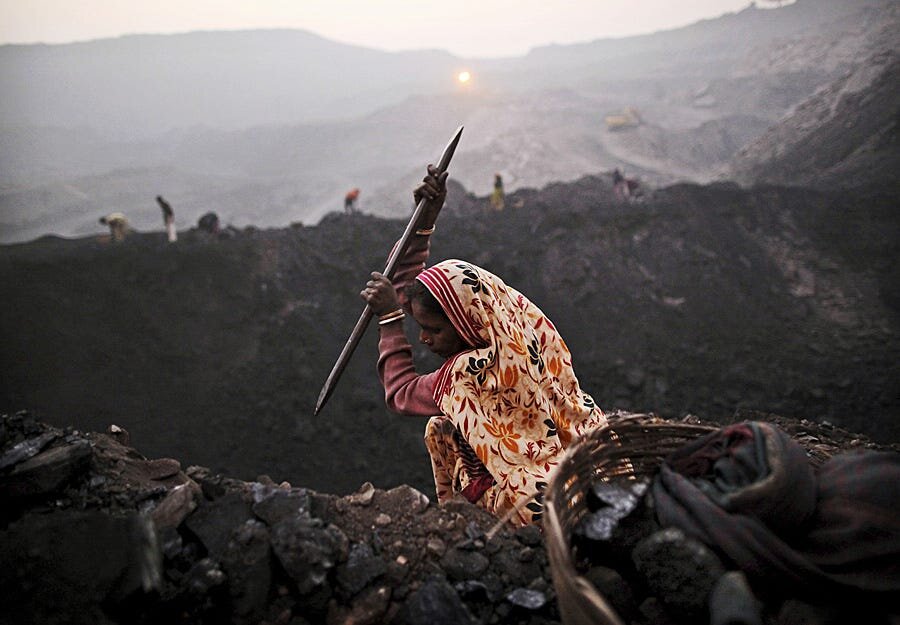 A coal mine worker in Bokapahari village, Jharkand. “Green New Deals” promise to transition Global North economies away from fossil fuels but fail to challenge the exploitation of Global South workers for “eco-friendly” materials and cheap labour. Image:    Kevin Frayer/AP Photo via Business Insider