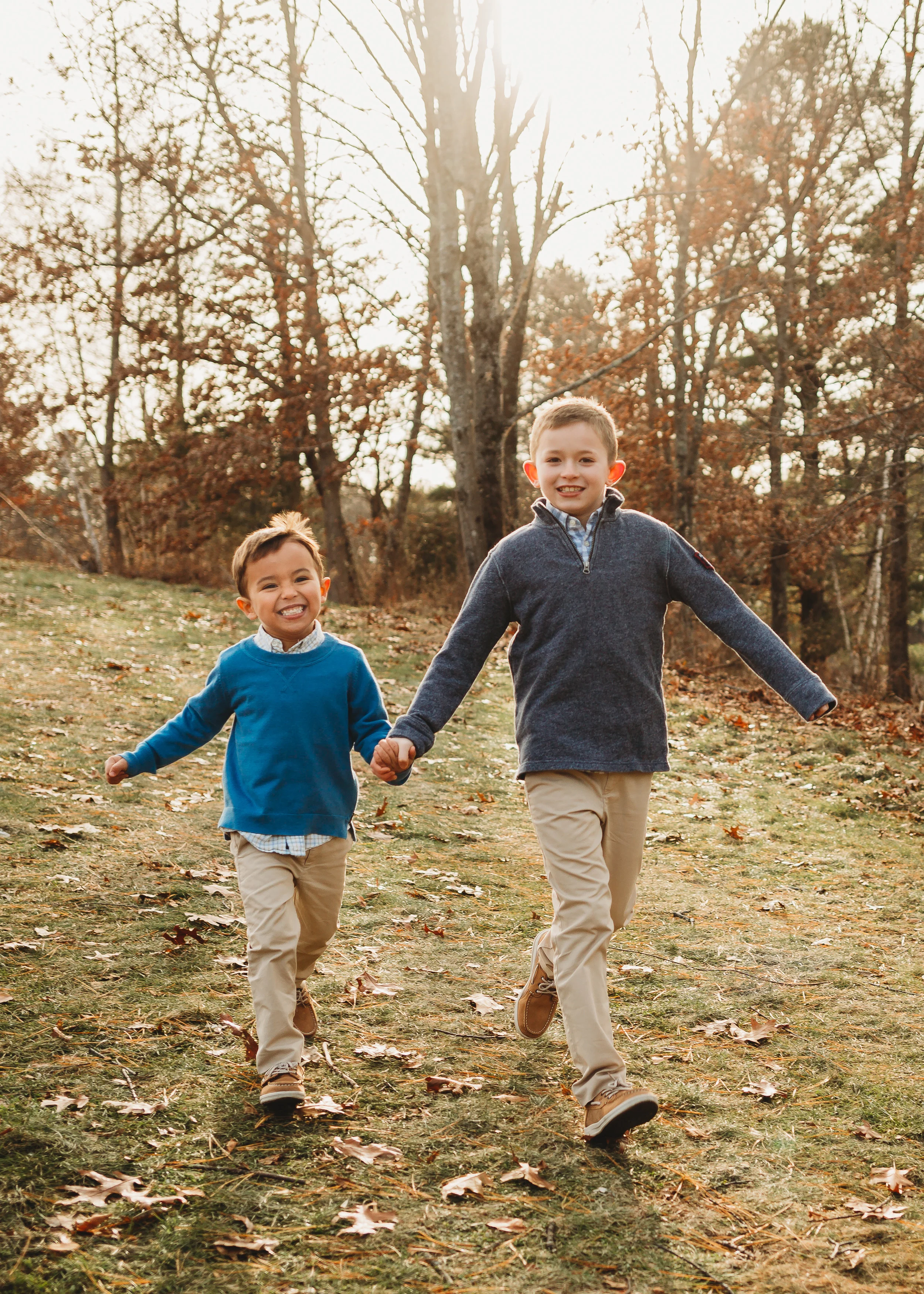 brothers-running-lifestyle-extended-family-session-boston-family-photographer.jpg