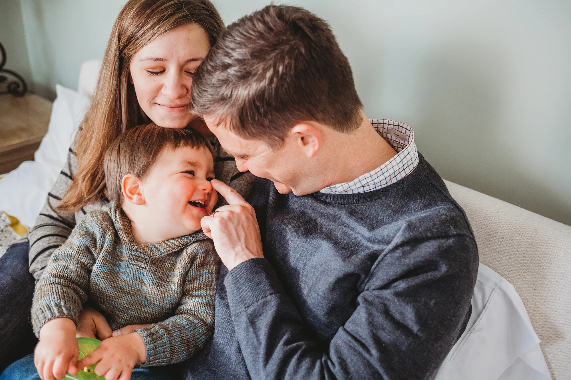 Snuggling in bed with mom and dad! Candid Boston family photography. Lifestyle photographer Joy LeDuc.