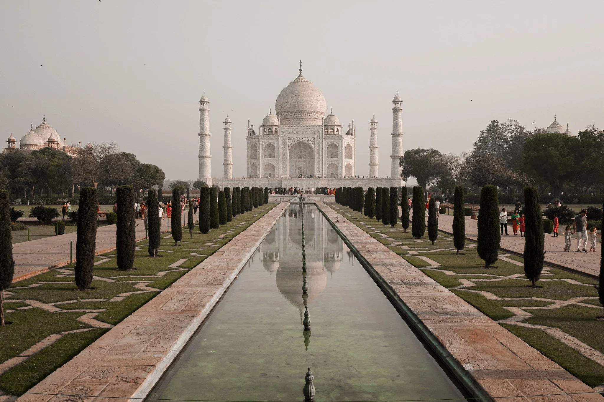 Discover the best hotels in Agra for visiting the Taj Mahal, including luxury resorts