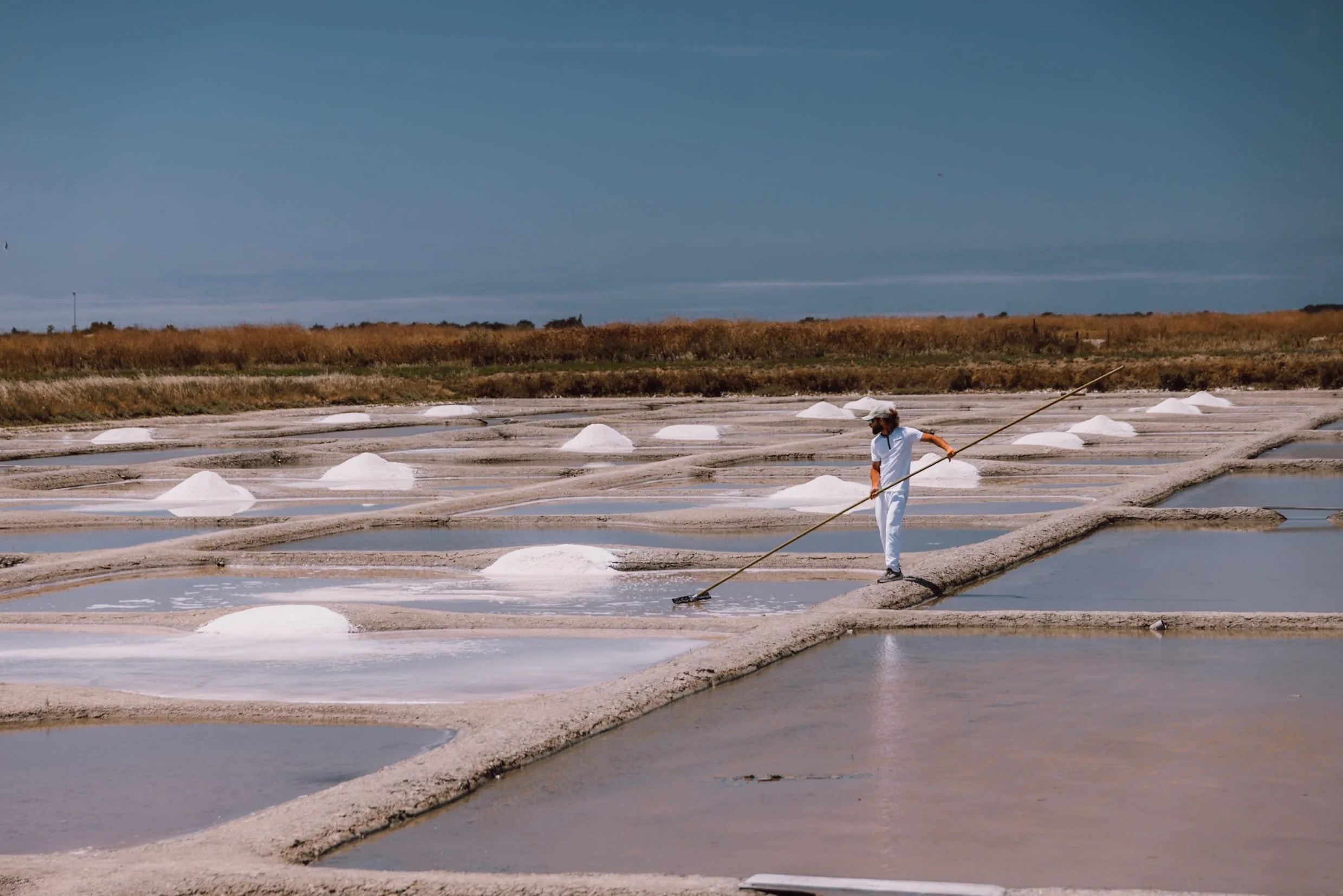 man raking the salt in noirmoutier