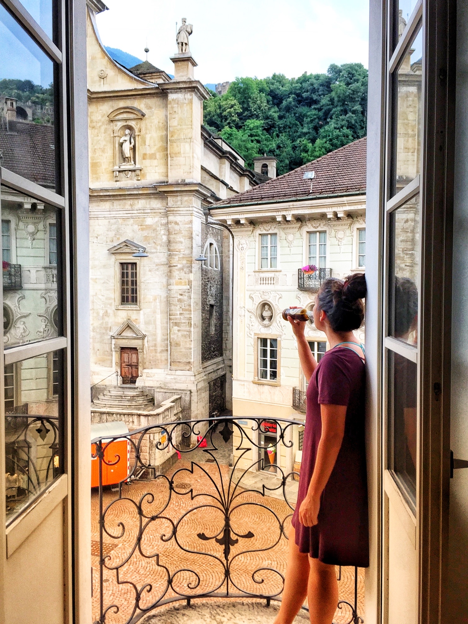 View of the balcony. 