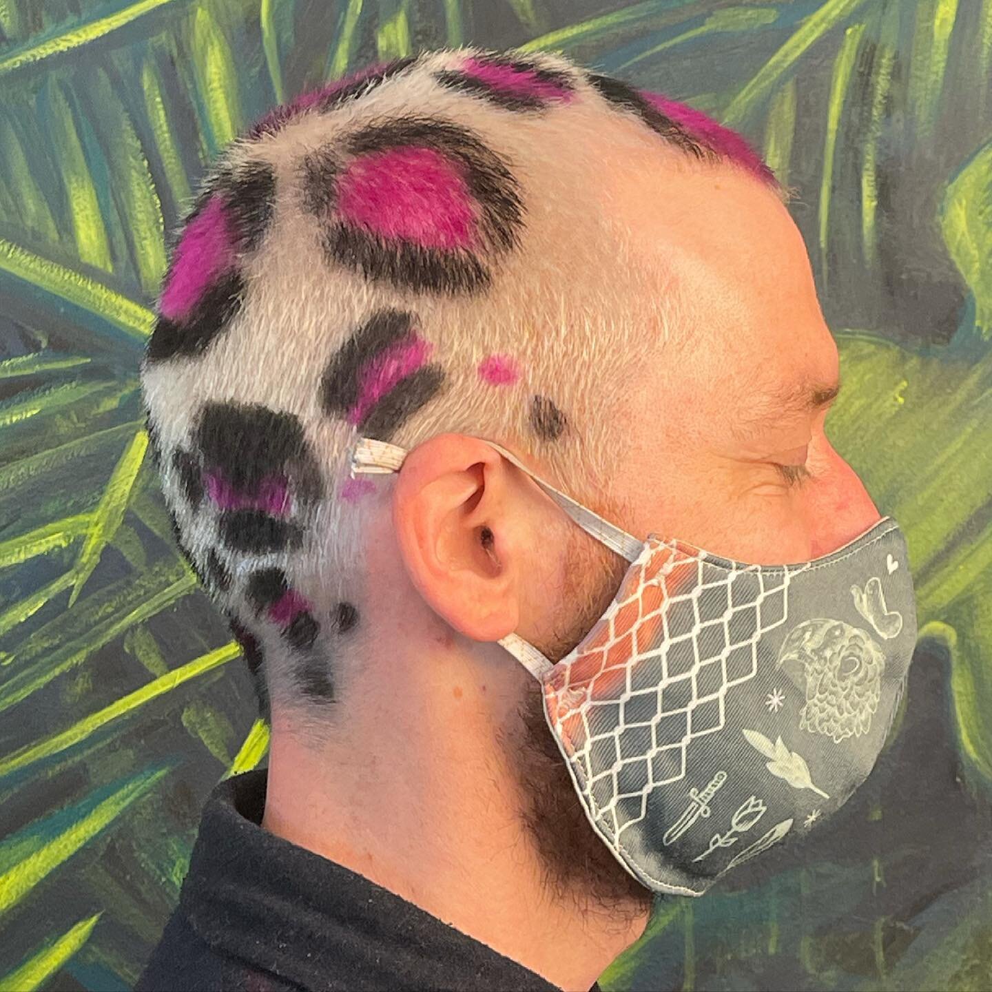 Go Wild🤘🏻Go Colorful🖤💖🖤
#wild #men #style #artist #instahair #instahairstyle #instahaircolor #hair #buzzcut #bleach #originalmneral #vegan #leopardprint #handmade #painting #colors  #colorhair  #colorhairdontcare #colorhairstyle #directioncolor 