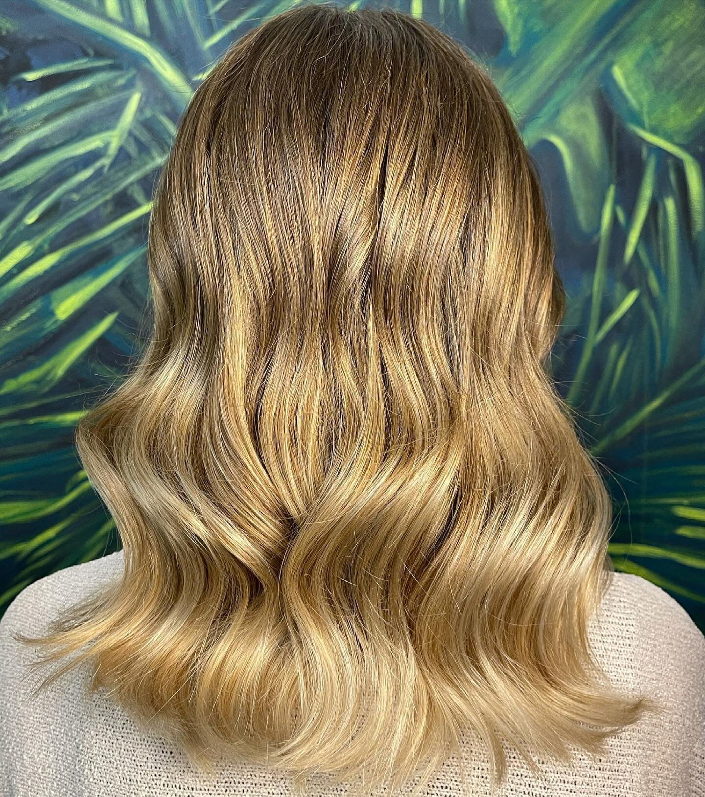 #after 
We are in Love with this #nudeblond #colorexpert #colorprofessional #balayage #balayagehighlights #kissedfromthesun #freehandpainting #longbob #beachwaves #instahair #instahaircolor #instahairstyle #shinyhair 
We are so in Love with the #c&os