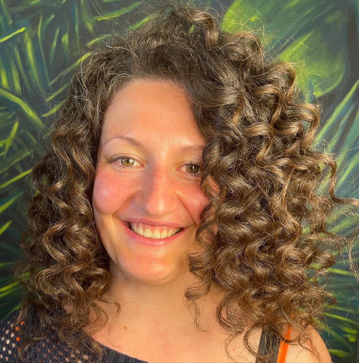 I Love Curls🥰❤️🥰
#master #professional #hairlover #artist #instahair #instahairstyle #curlyhair #curlyhairstyles #curlyhairstyle #curlyhairdontcare #balayage #balayagehighlights #balayageartists #caramel #caramelhaircolor #c&oslash;recolor #vegan #