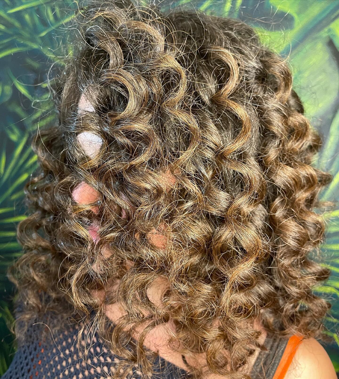 I Love Curls🥰❤️🥰
#master #professional #hairlover #artist #instahair #instahairstyle #curlyhair #curlyhairstyles #curlyhairstyle #curlyhairdontcare #balayage #balayagehighlights #balayageartists #caramel #caramelhaircolor #c&oslash;recolor #vegan #