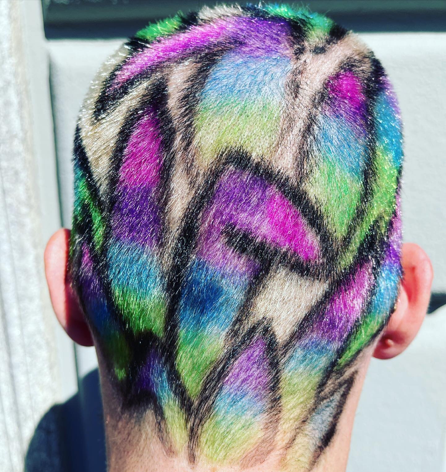 Love to paint hair🤘🏻💙💚💜💖
#art #ornot #buzzcut #instahair #instahaircolor #instahairstyle #haircolorist #haircolour #haircolorspecialist #freehand #freestyle #bleach #originalmineral #colors #directionhaircolor #colorupyourlife #summervibes #new