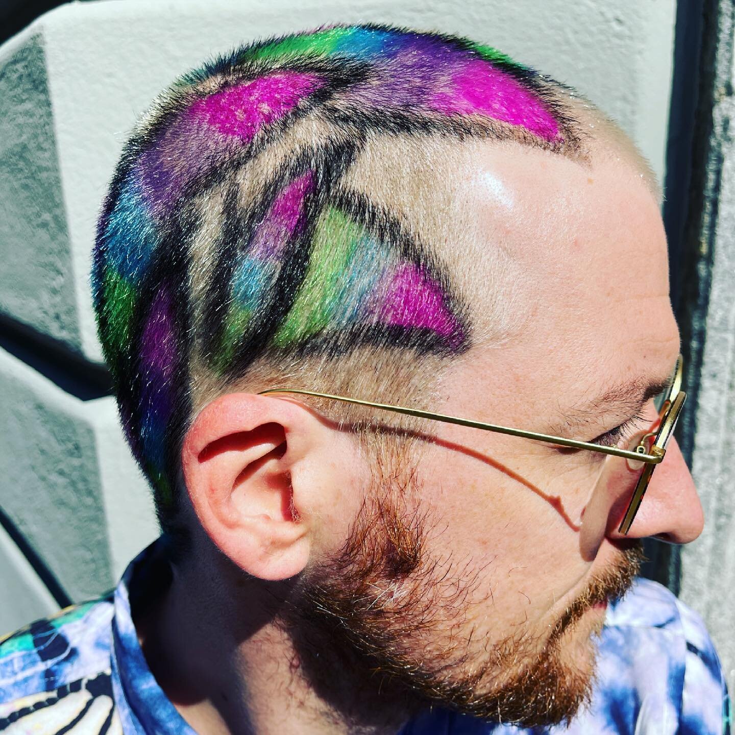 Love to paint hair🤘🏻💙💚💜💖
#art #ornot #buzzcut #instahair #instahaircolor #instahairstyle #haircolorist #haircolour #haircolorspecialist #freehand #freestyle #bleach #originalmineral #colors #directionhaircolor #colorupyourlife #summervibes #new