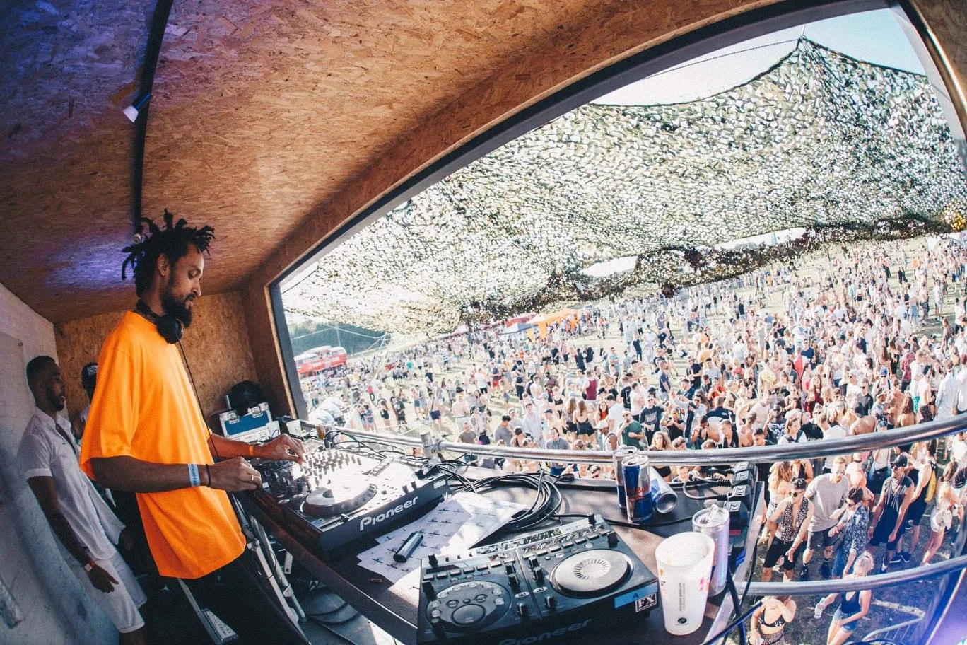 Pawsa smashing his set on the dance stage in 2017
