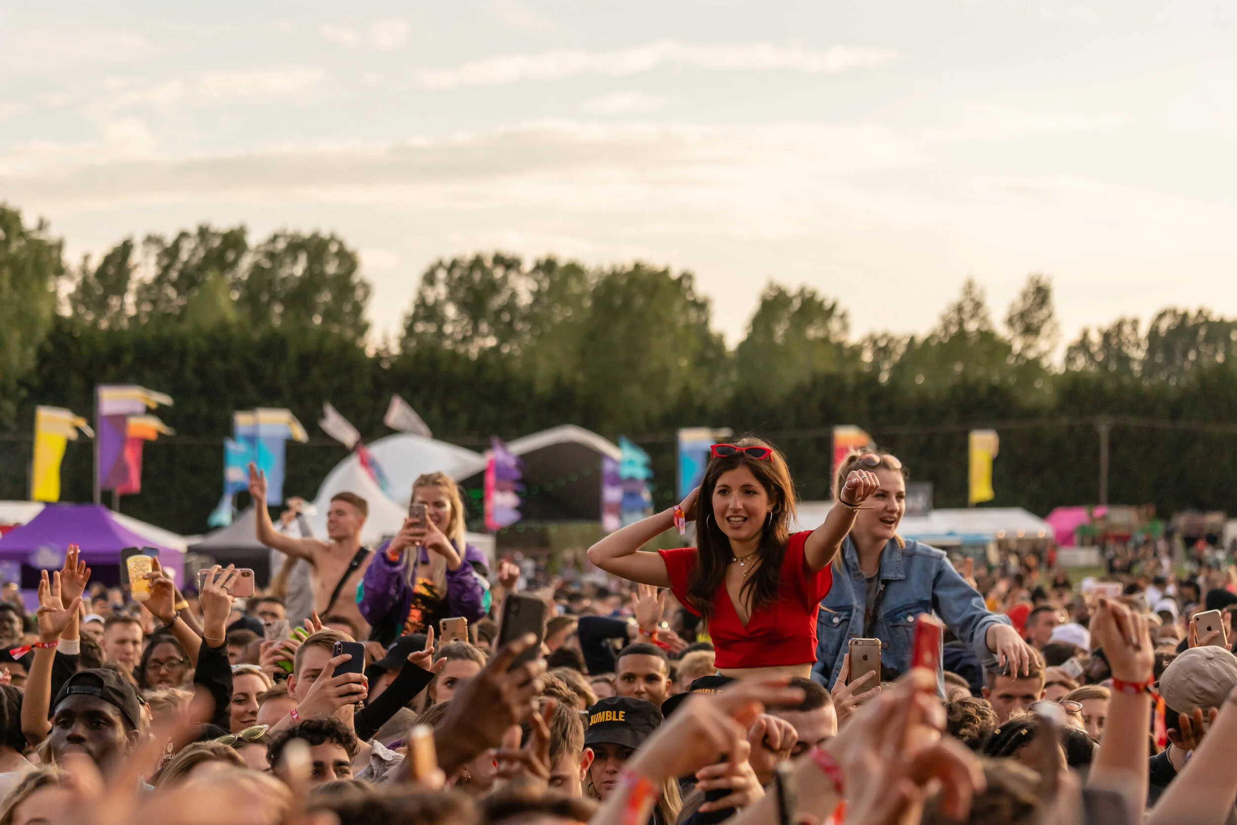 billy crowd shoulders 2019.jpg