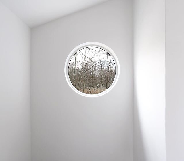 @themarvinbrand round, portal window at our #lakeshorehouse in the #hudsonvalleyny
.
Architectural design by @abd_work + @adrianaperronearchitect = @makewell_studio
.
.
#homerenovation #interiordesign #architecture #design #archilovers #catskills #ny