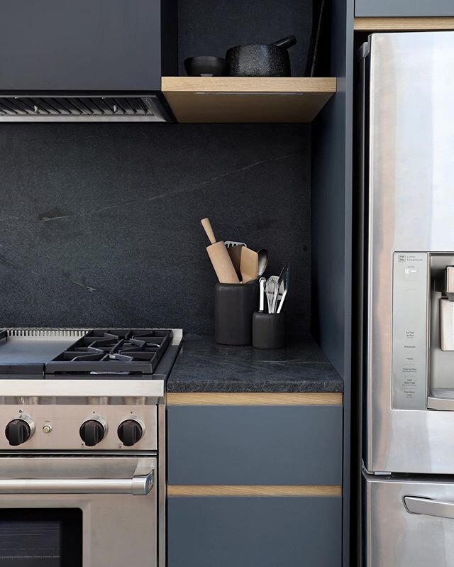 Kitchen at our #lakeshorehouse in the #hudsonvalley #upstateny
.
Architectural Design by @abd_work + @adrianaperronearchitect = @makewell_studio
.
.
.
#fisherpaykel #interiordesign #interiordesigner #customkitchen #homeaddition #homerenovation #archi