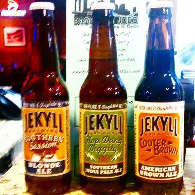 Come grab a cold one and watch the football games with us this weekend! 🍻🏈 @jekyllbrewing  #brooklynjoespizza #italianfood #beer #sports #jekyllbrewing #comeonecomeall
