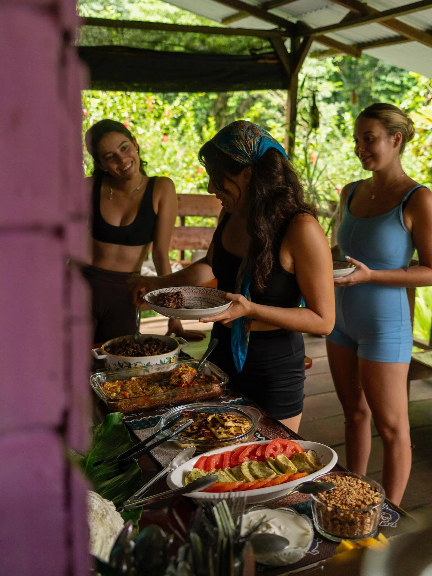 Mornings at Dolphin Quest look a little like this&hellip; slow breakfasts, flowing yoga, and barefoot strolls through the jungle ✨

It&rsquo;s all about starting the day with intention, connection, and pura vida energy 🍃

📸: @holalenita @almasolret