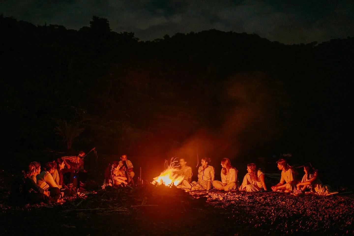 Gathered around the fire, waves crashing in the background, music by @mafetula.music, and the sky lit up with stars 🌌

Beach nights like this at Dolphin Quest are truly magical. 

#dolphinquestcostarica #beachbonfire #puravida #junglelodge #wellness