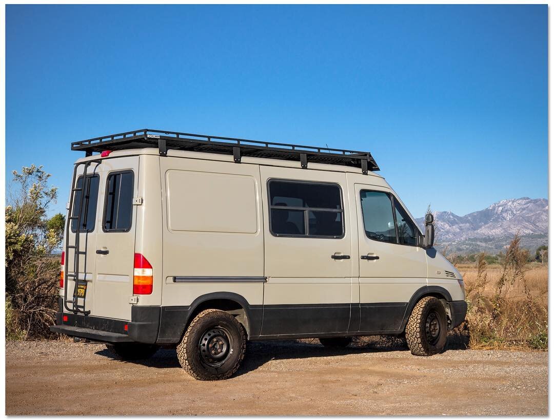 A darn good looking old school 118&quot; complete with a @rigracks custom roof rack and fresh set KO2s. #builtcustom #builtforthewild #builtonbfg