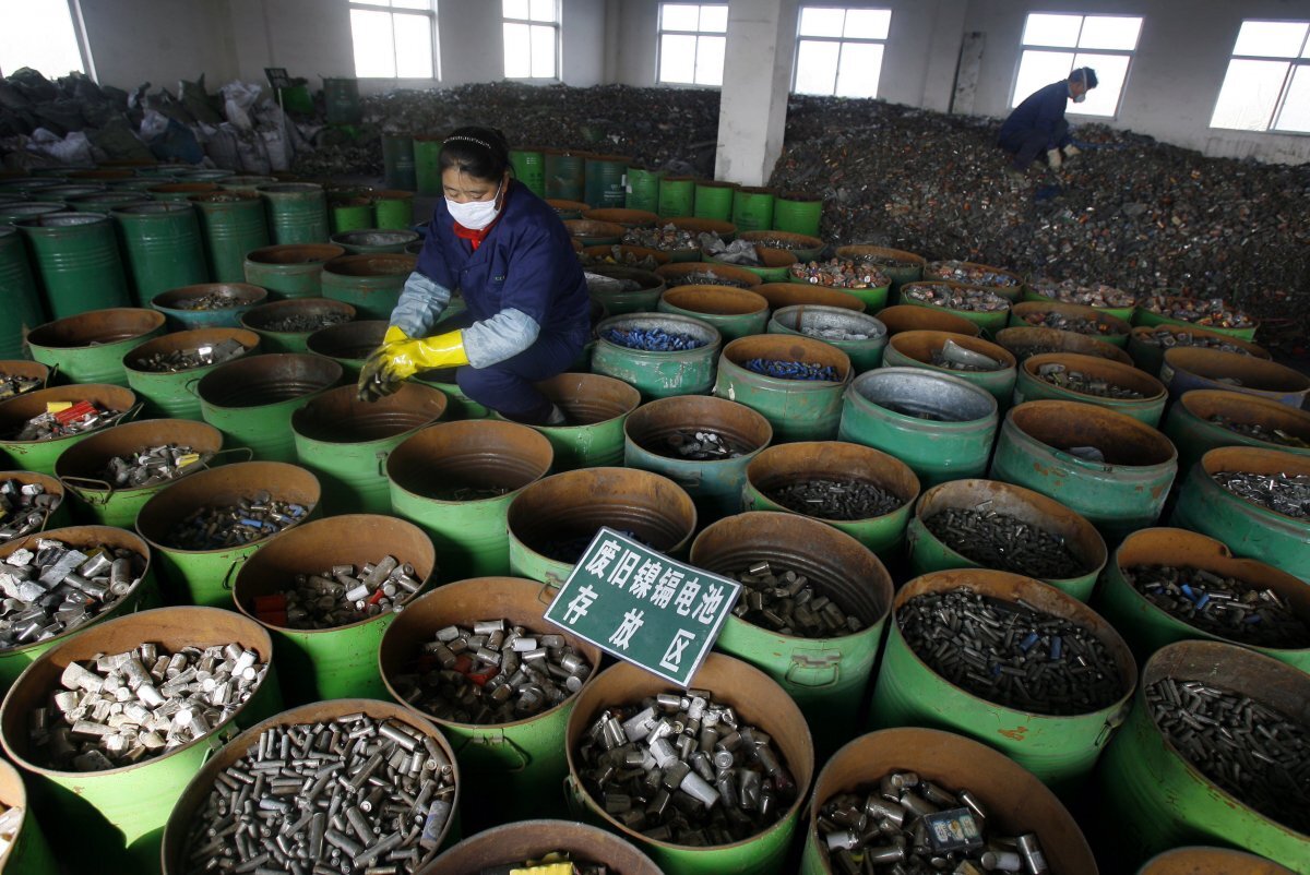 workers-sort-batteries-at-an-electronic-waste-recycling-factory-in-china.jpg
