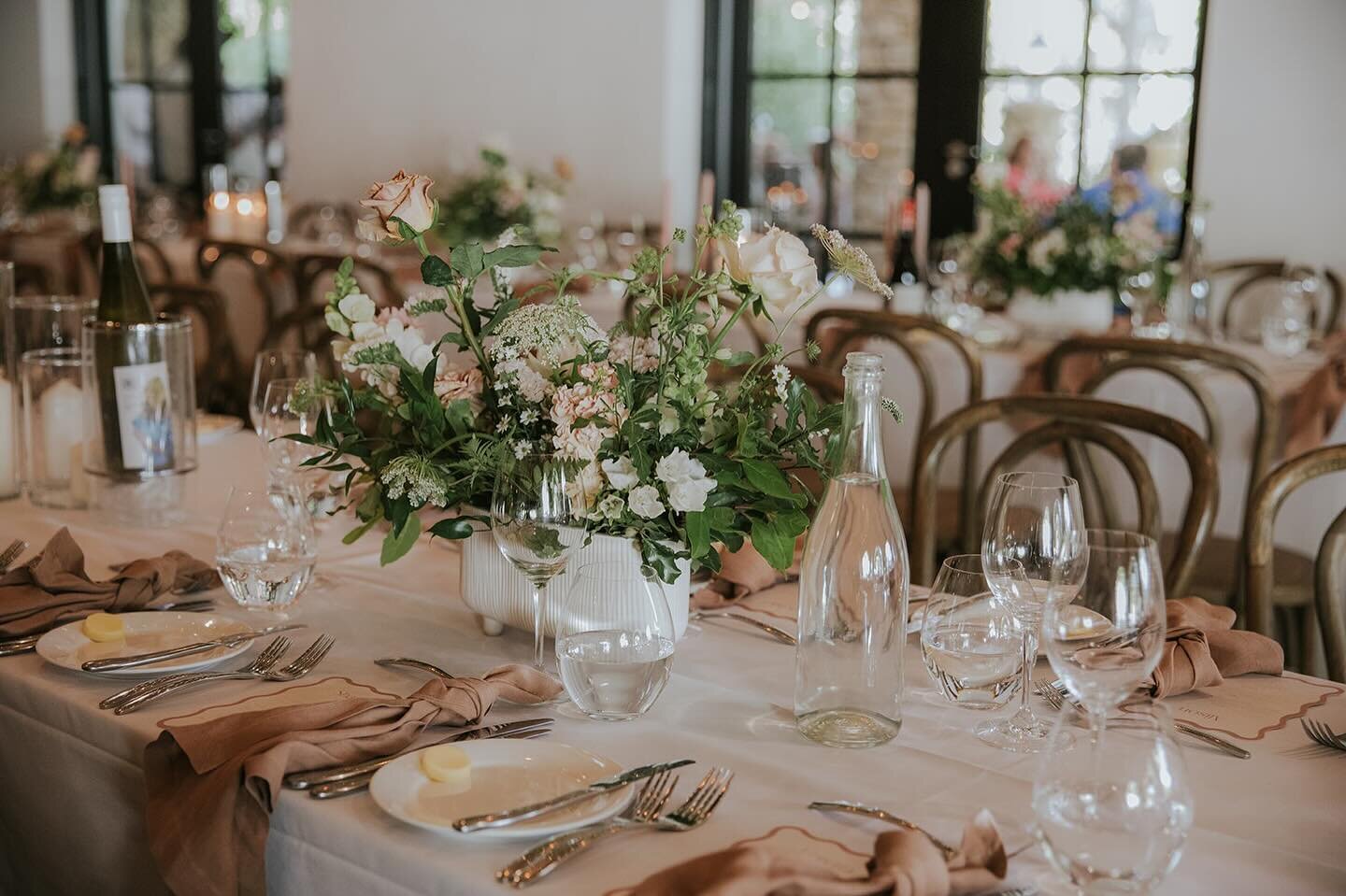 Such a pretty colour scheme for Jasmine and Cameron&rsquo;s beautiful wedding.

@two_tell_a_tale 
@honoured_hire 
@floral.eden