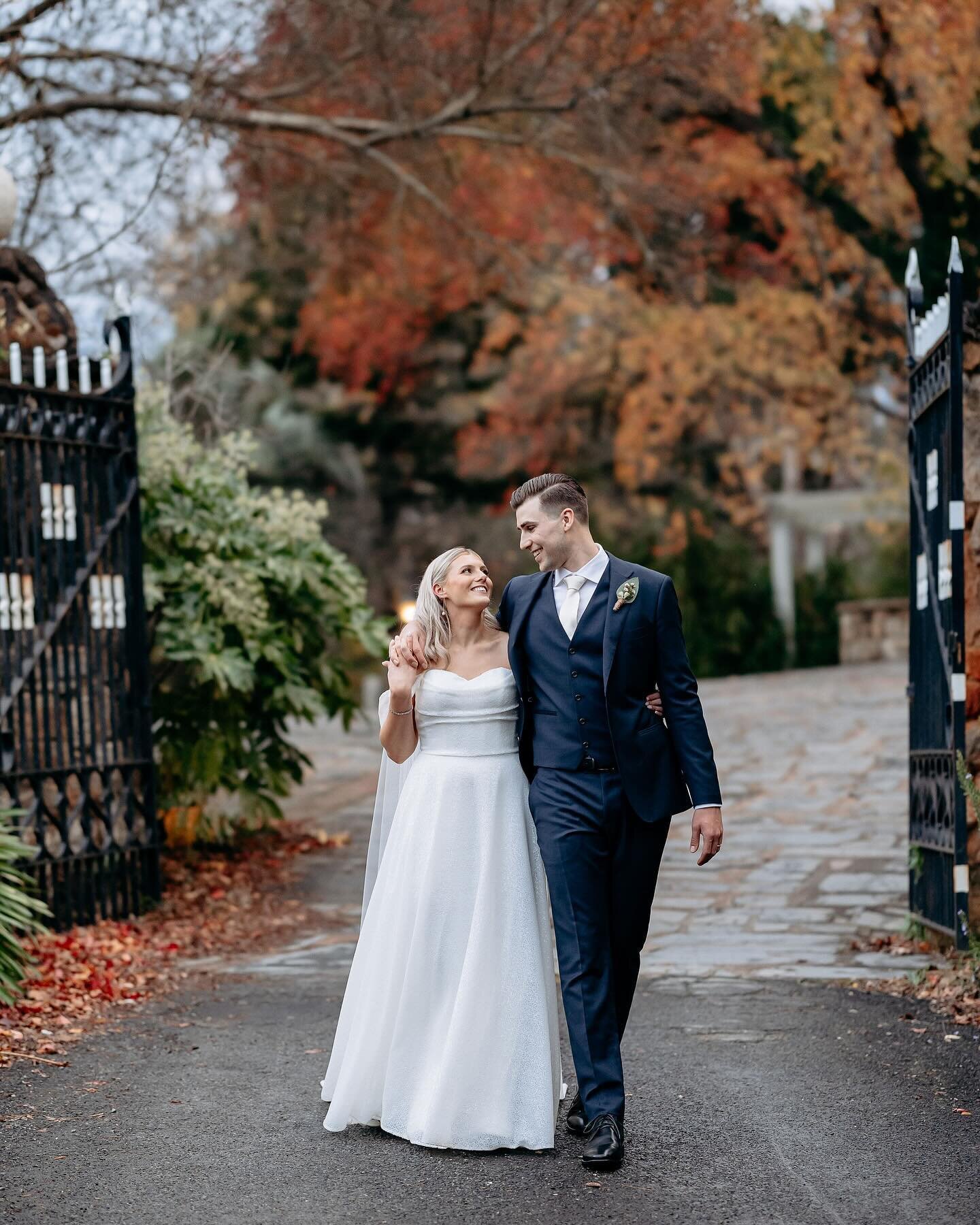 Chelsea + Tim ❤️ winter wonderland 

These two are just the absolute sweetest! We loved this day so much.  Take this as a sign to have a winter wedding! This was early winter with 🍂  leaves still clinging to the trees and the most beautiful sunny da