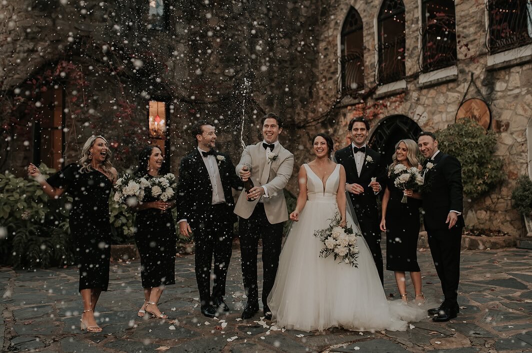 Ooooh we love it when our couples send us their wedding pics! Bringing back wonderful memories from this fabulous day last Autumn. 🍂 Daniele + Jesse ❤️ what a day.

Beautifully captured by @lilacinhand_photography 
Blooms @sweetnothingsflowers 
Ligh