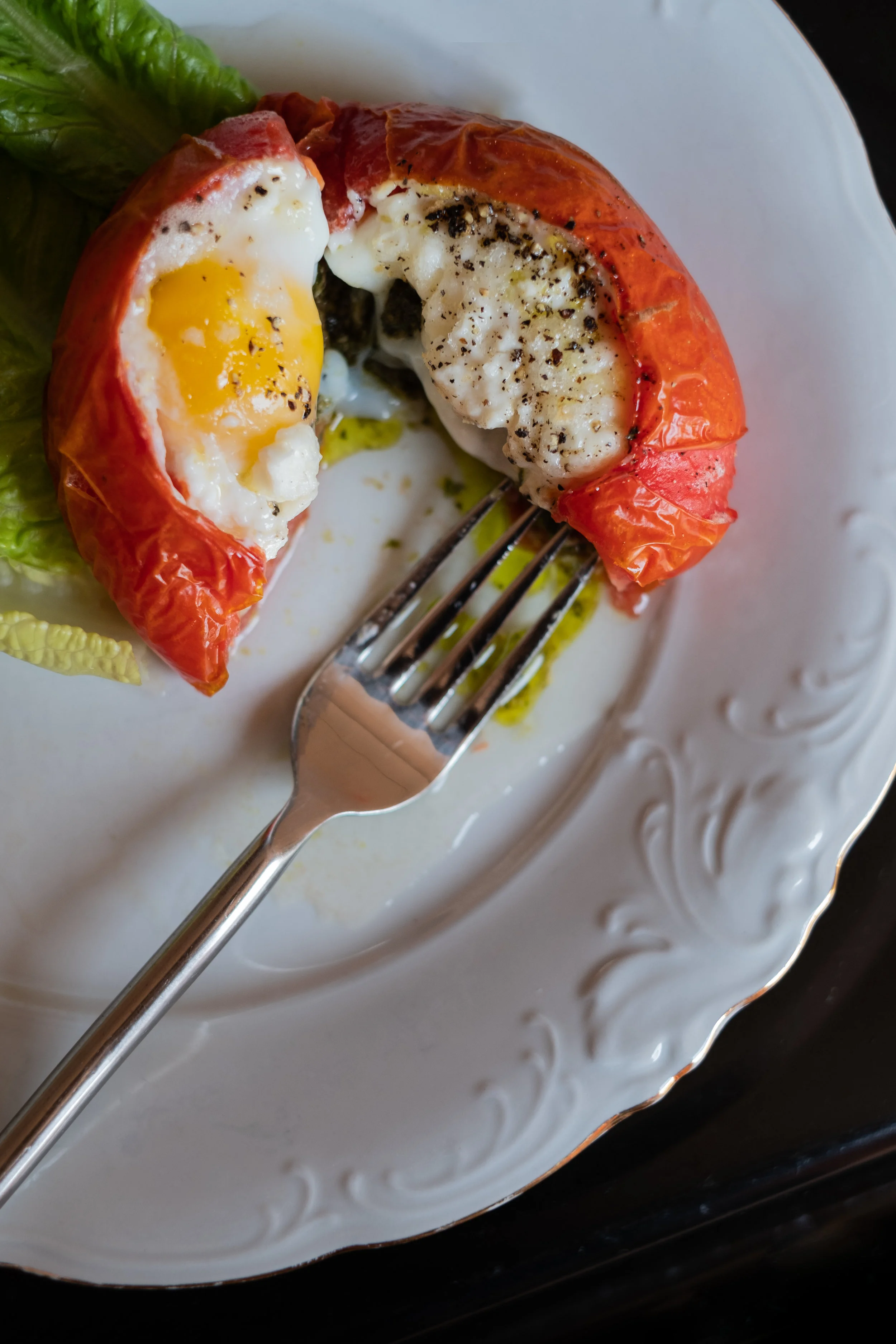 egg-stuffed tomatoes with pesto