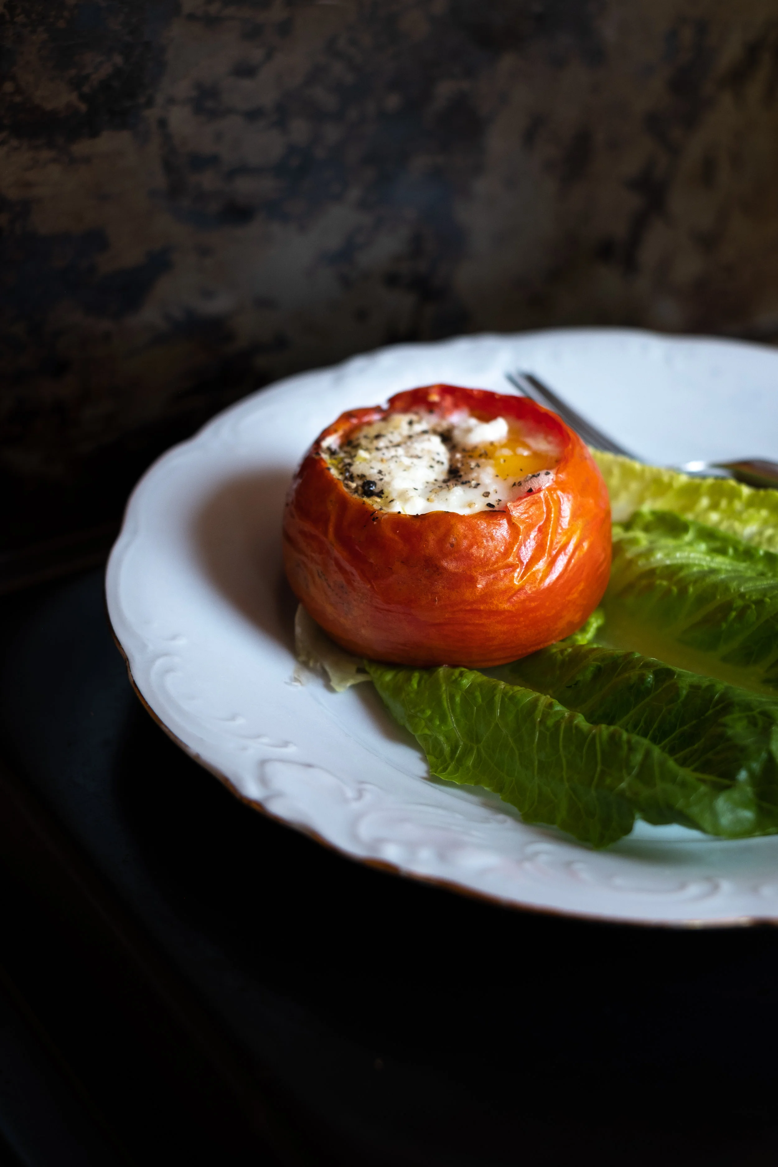 egg-stuffed tomatoes with pesto