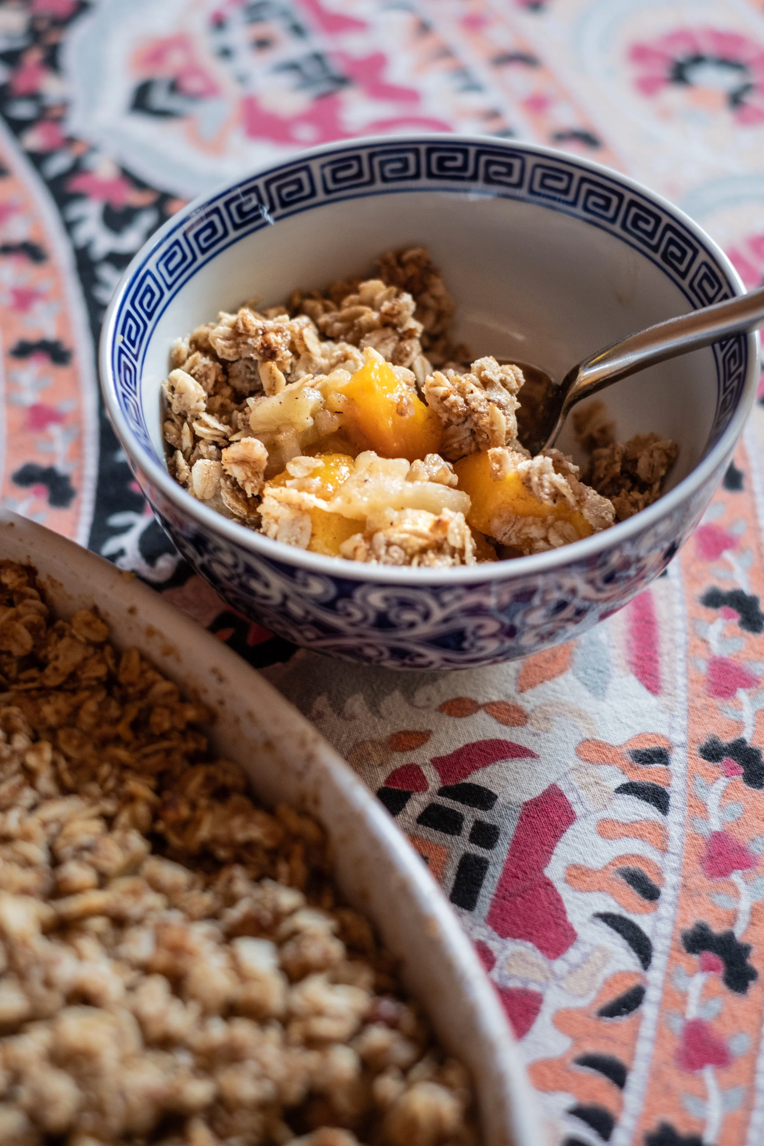 Peach-apple crumble, vegan and gluten-free