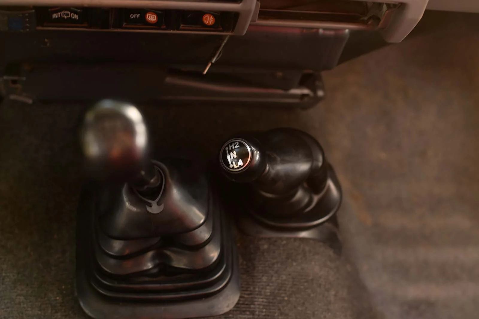1990-Toyota-LJ70-Land_Cruiser_Interior (12).jpg