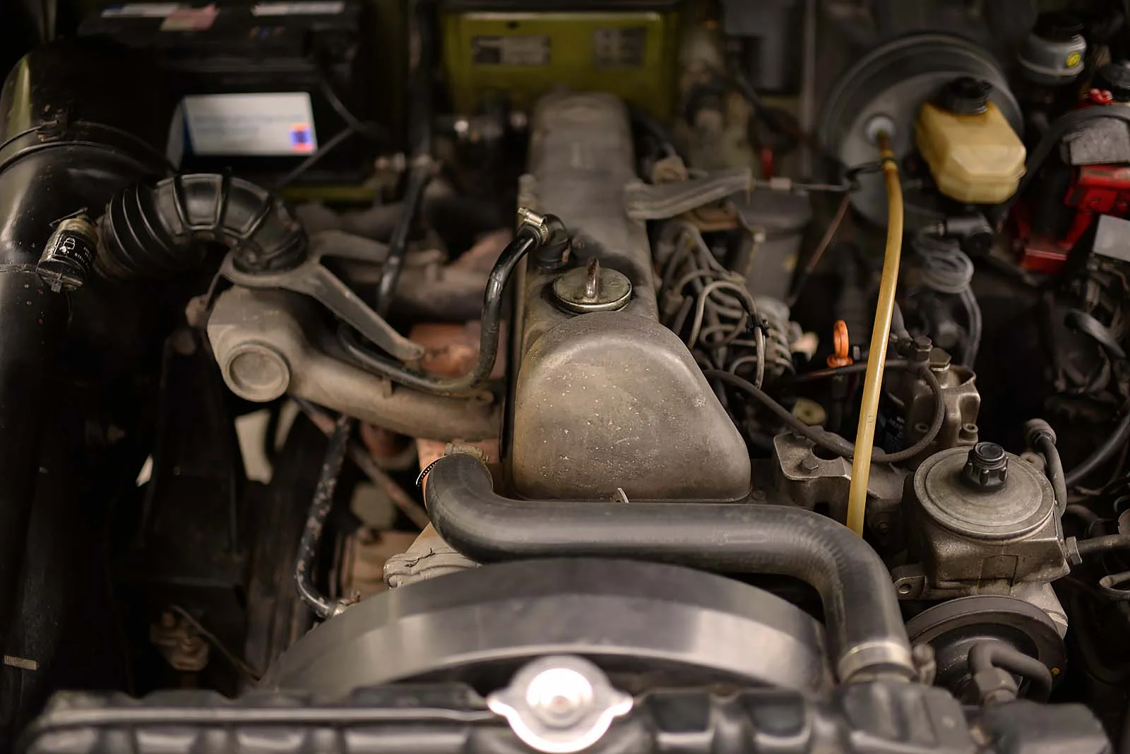 1984_Mercedes-Benz_300GD_engine (6).jpg