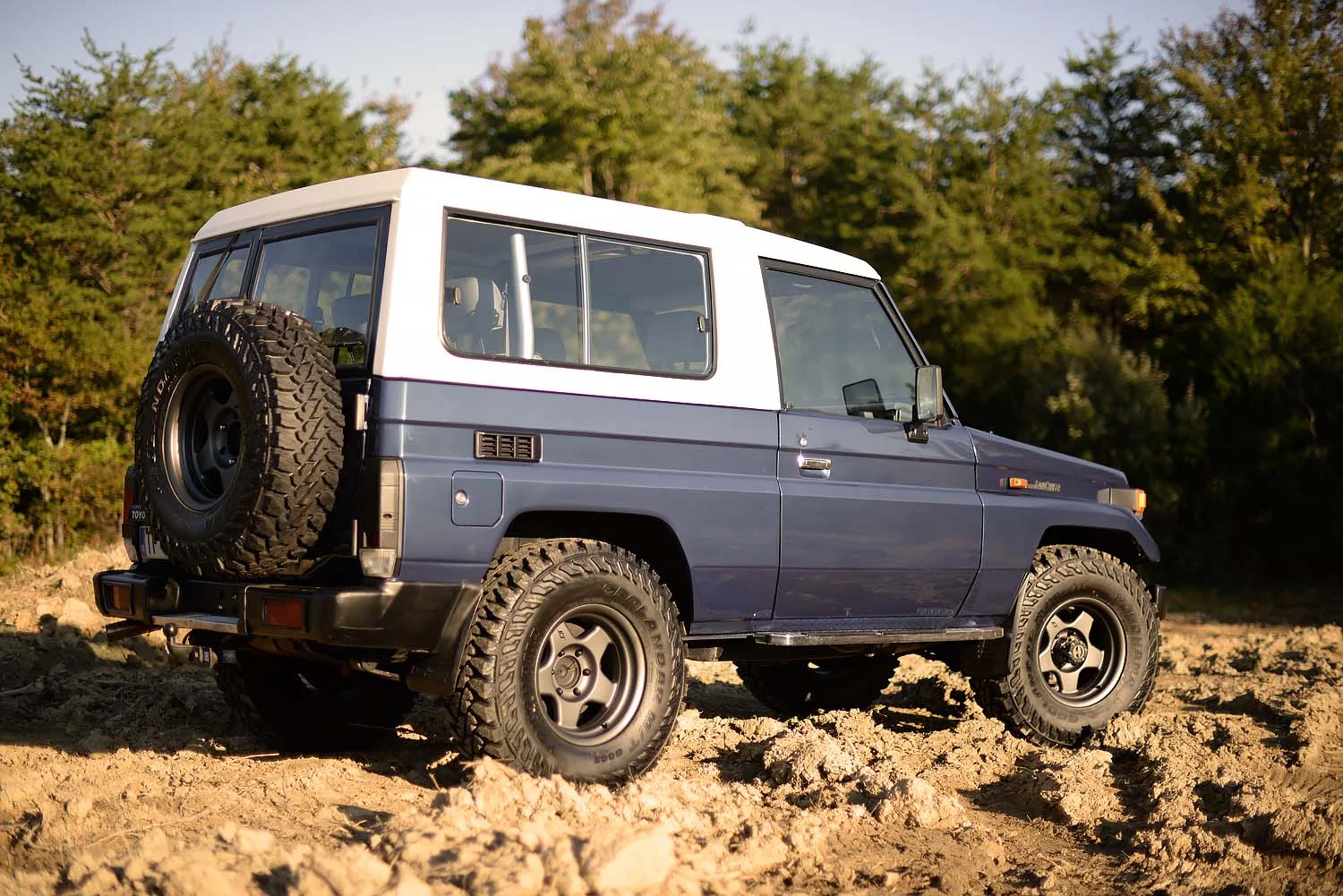 1992-Toyota-HZJ73-Land_Cruiser_Exterior-1 (15).jpg