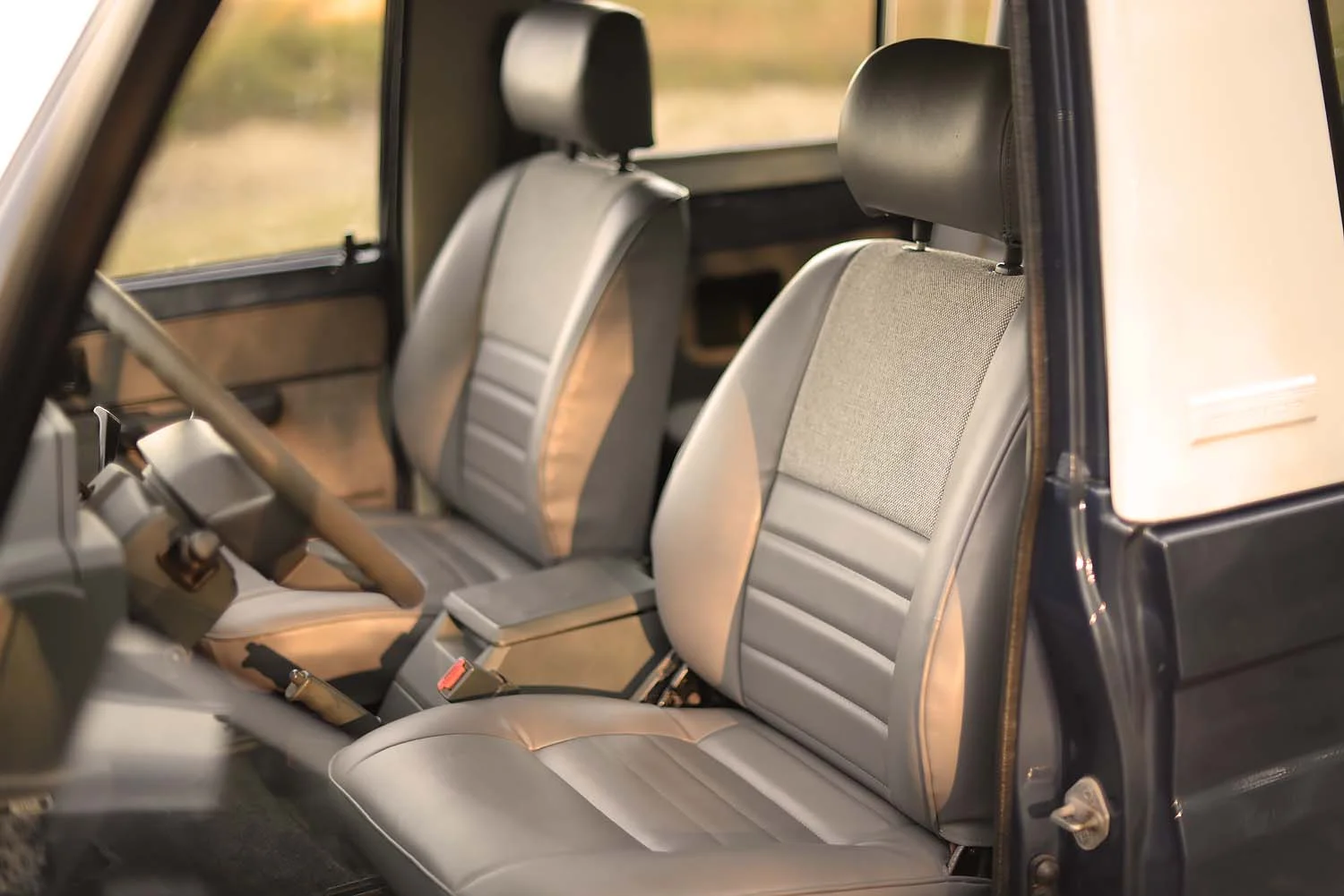 1992-Toyota-HZJ73-Land_Cruiser-Interior (2).jpg