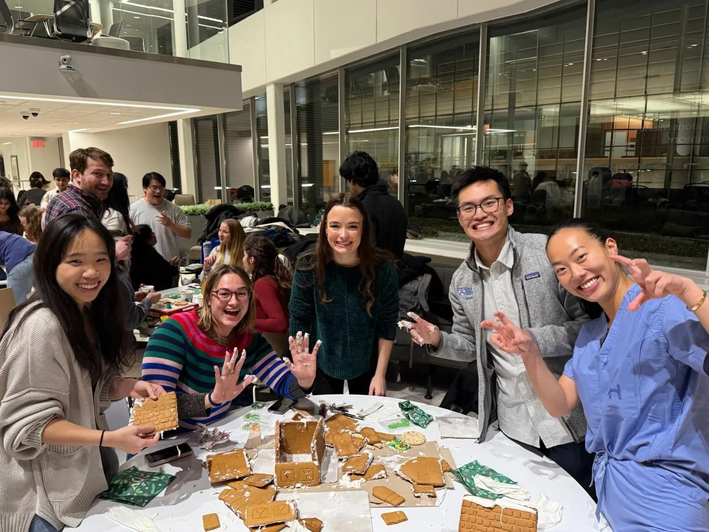 Happy holidays! Before the break, first-year Penn Med and Dental students teamed up for a gingerbread house making competition at their holiday party 🎄❄️