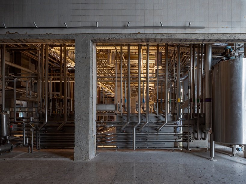 D2 Exhibition Hall Interior Space Lit through Multiple Reflections Among Stainless Steel Surfaces ©ZC Studio.jpg