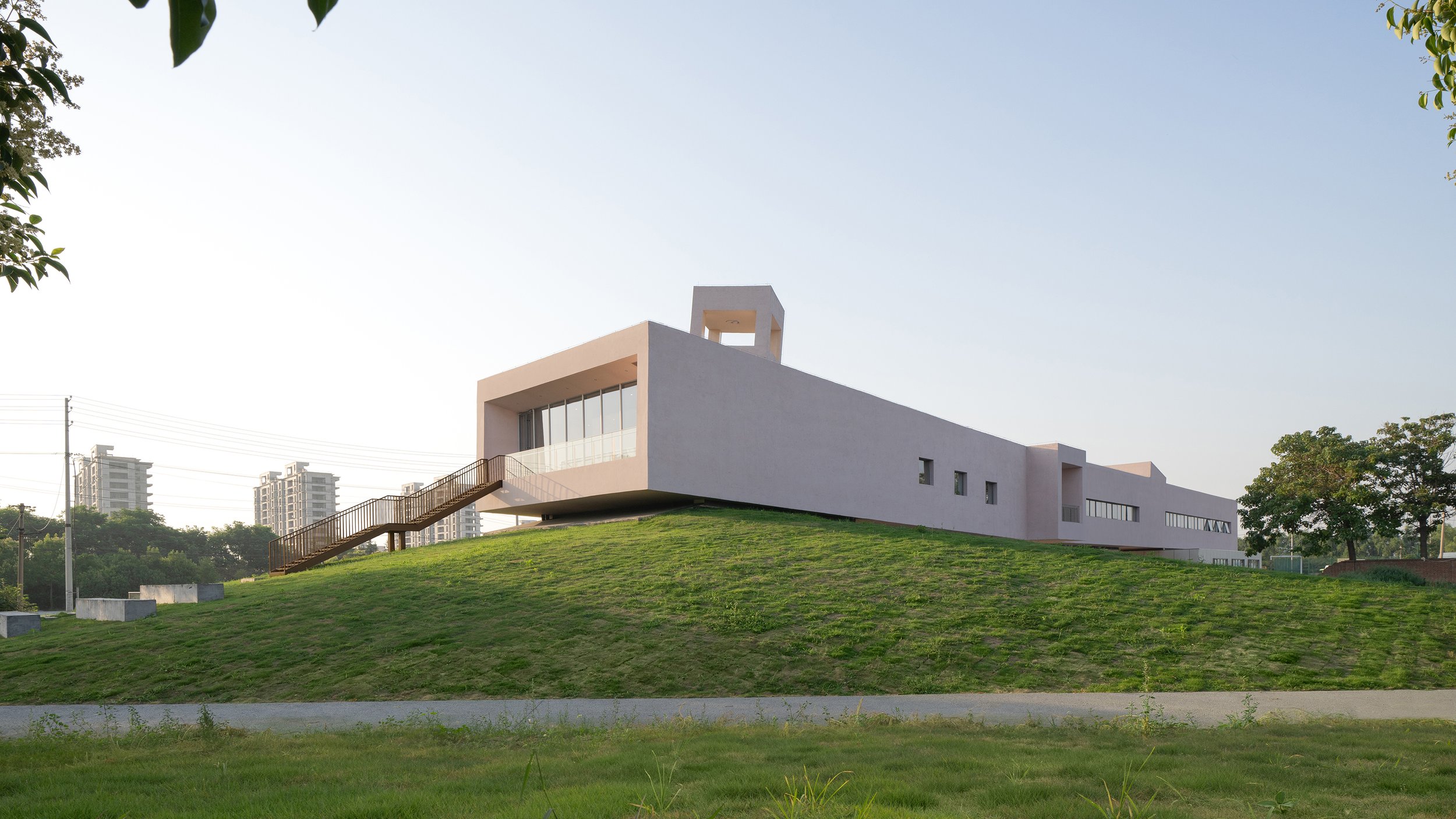 29-北侧草坡上的室外阶梯座凳和绿化小广场 Stepped seating and a small green plaza on the north slope. ©张超 Chao Zhang.jpg