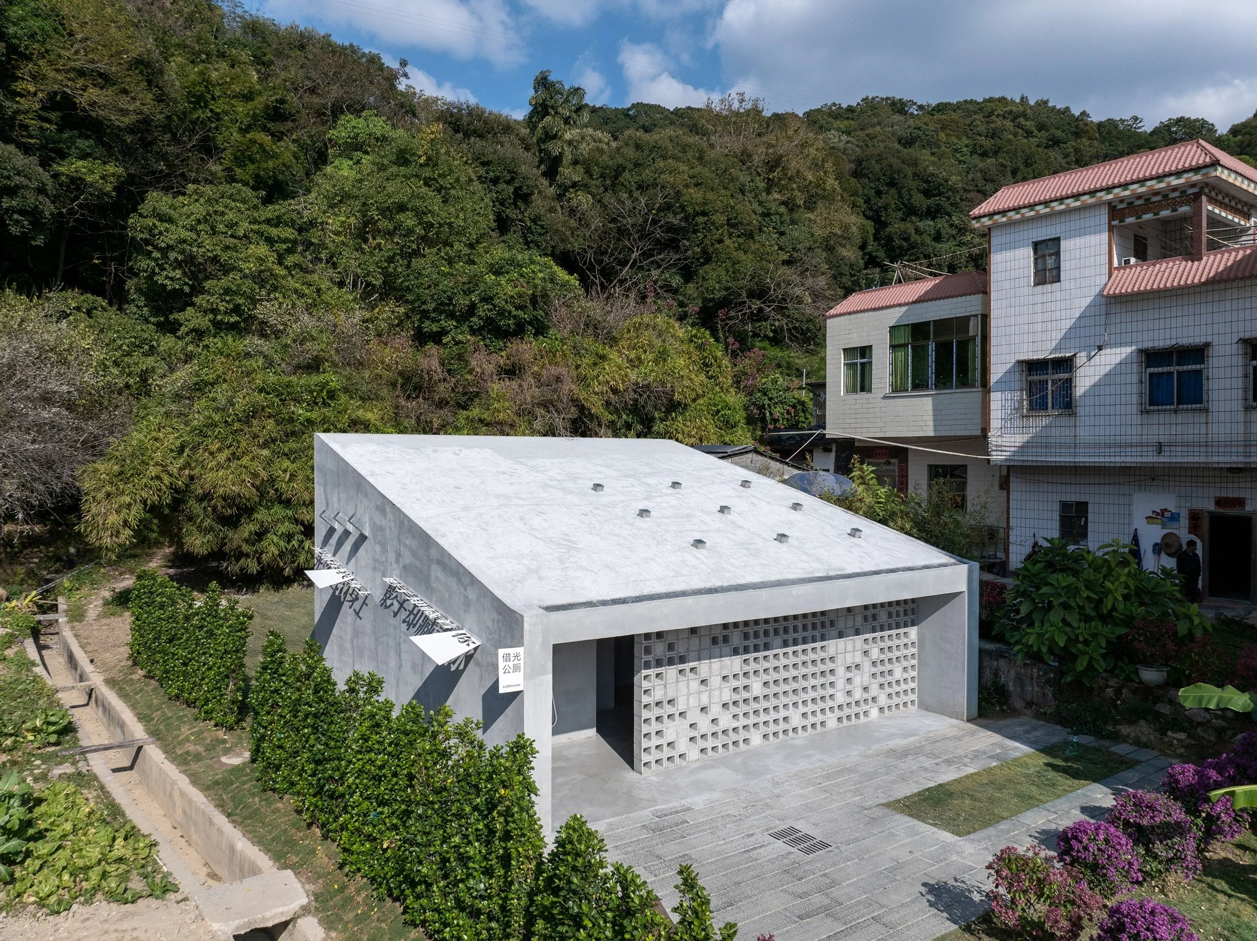 6-向北侧山林打开的单坡屋面造型 The single-slope roof opens up to the lush northern mountains. @张超 Chao Zhang.jpg