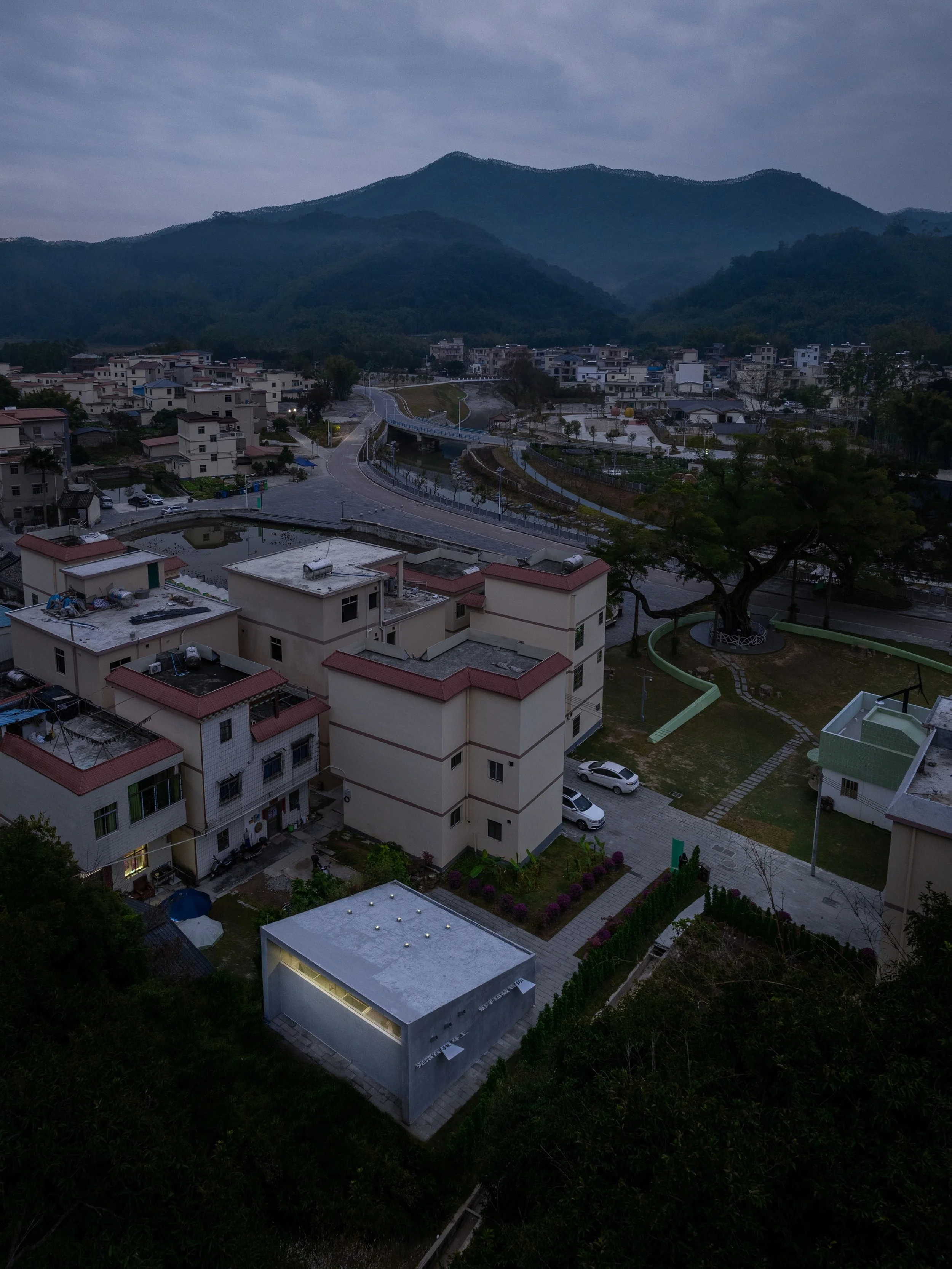 9-向北侧山林打开的单坡屋面造型 The single-slope roof opens up to the lush northern mountains. @张超 Chao Zhang.jpg