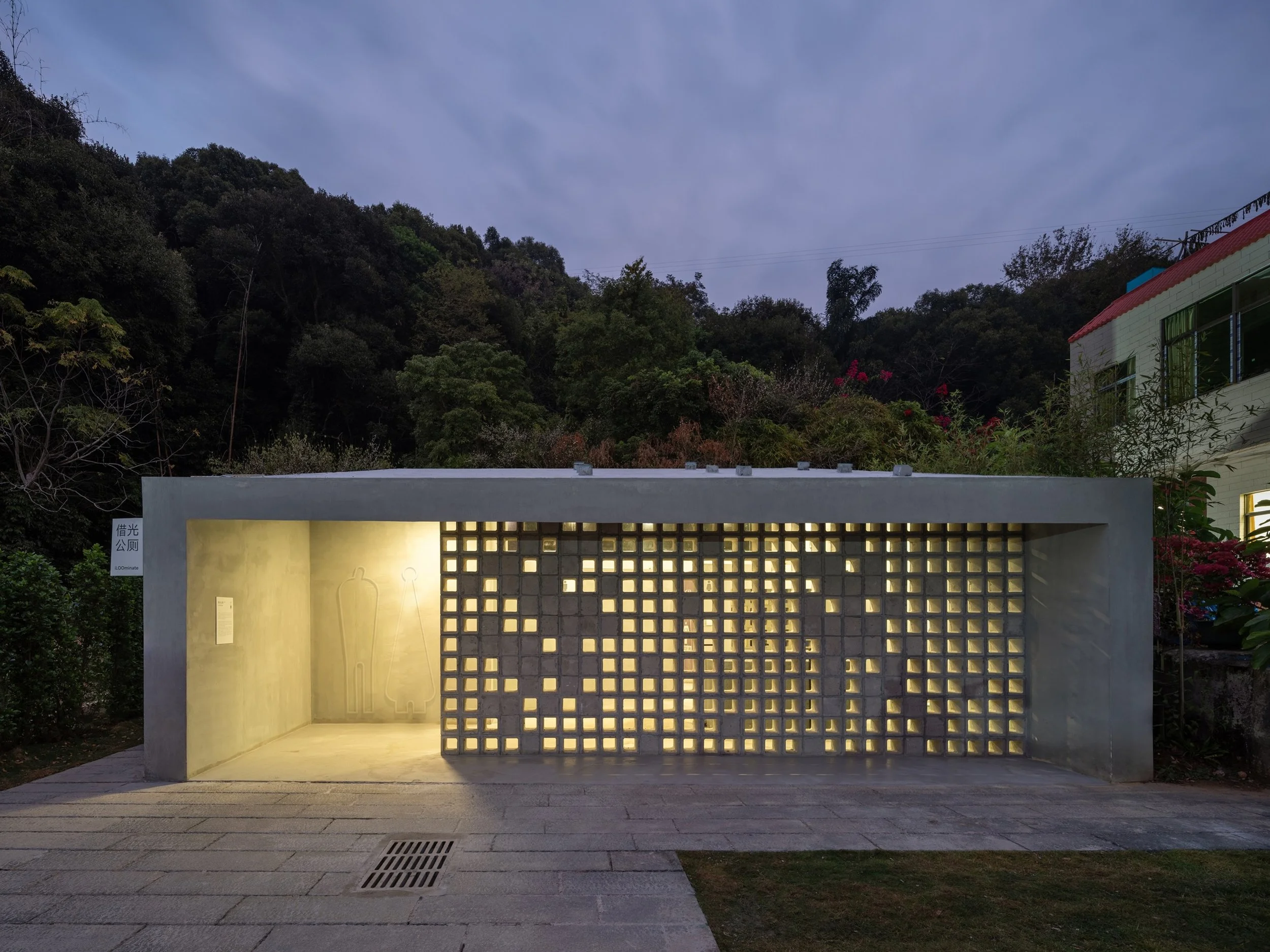 16-本地空心砖砌筑屏风隔墙将光和对流空气引入室内 Locally sourced hollow bricks draw natural light and cross ventilation into the interior @张超 Chao Zhang.jpg