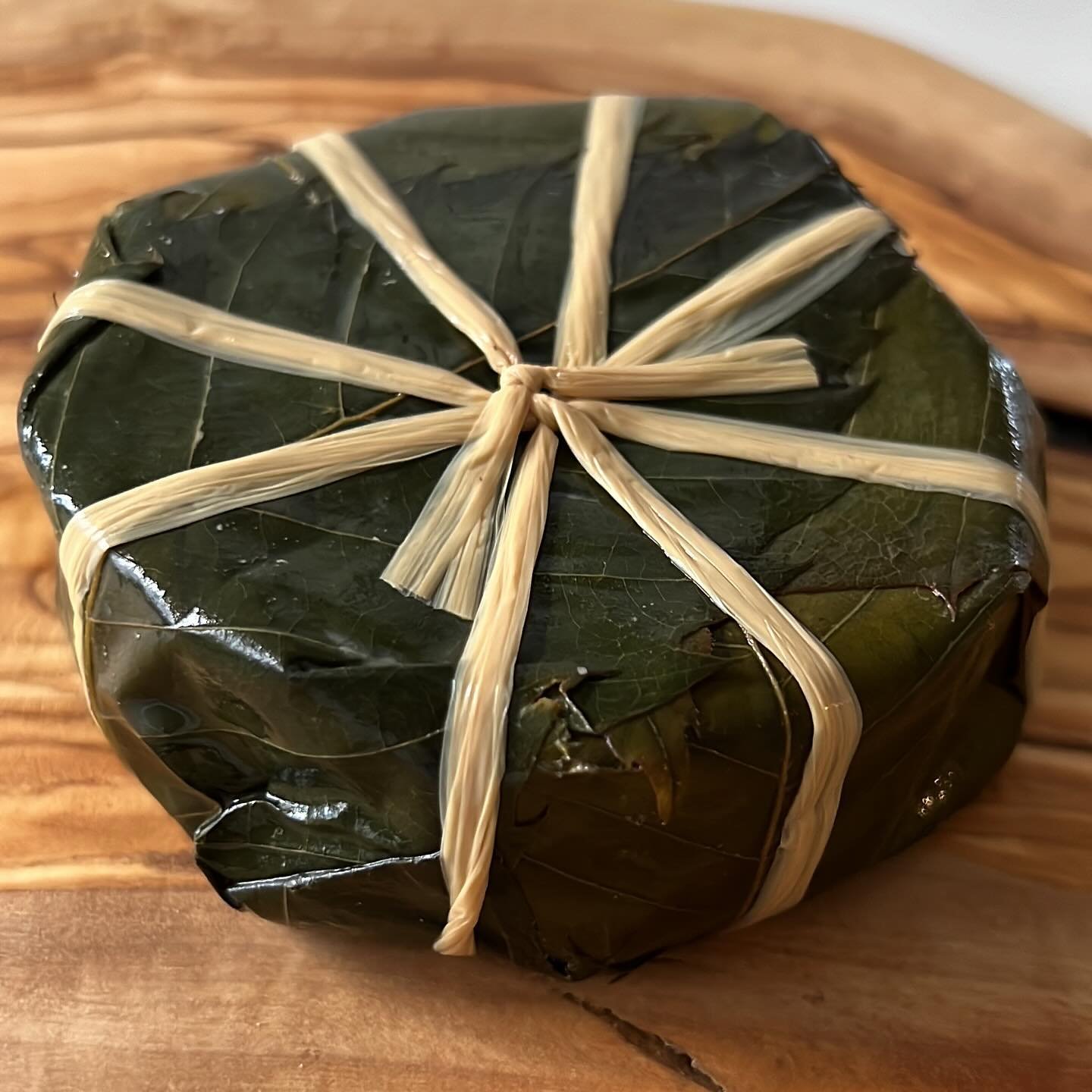 O&rsquo;Banon gives major main character energy. Shrouded in bourbon-soaked chestnut leaves, this fresh goat cheese is the star of the show on any cheese board. Unwrap like a present and enjoy!

Photos by @katnewquist 📸
#obanon #goatcheese #bourbon 