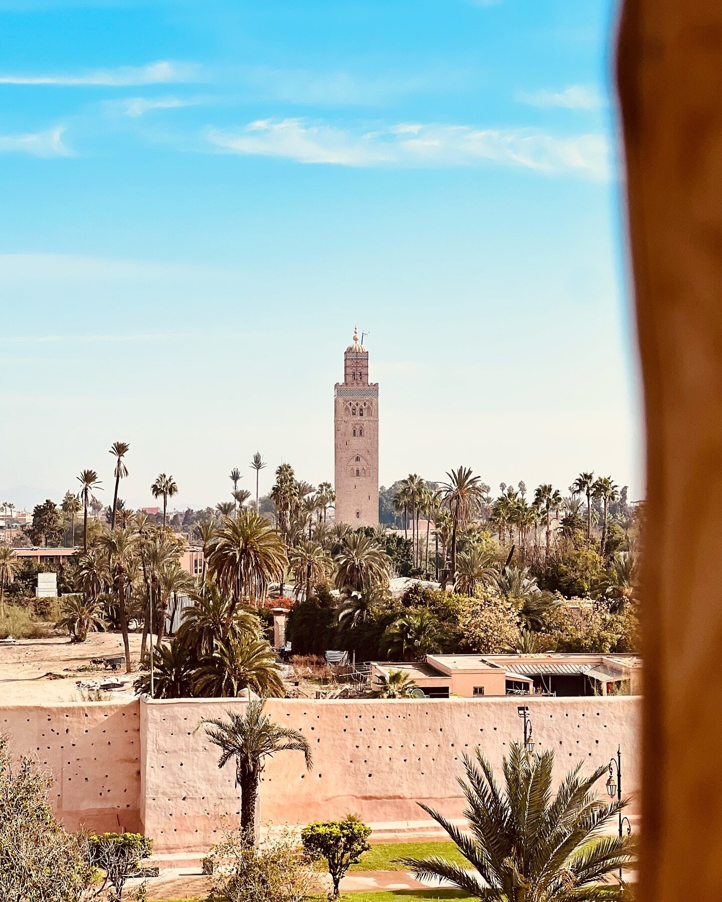 Savais-tu que la Koutoubia &agrave; Marrakech est c&eacute;l&egrave;bre pour son cadran solaire unique? Nich&eacute; discr&egrave;tement dans l'un de ses murs, ce cadran solaire datant du XIIe si&egrave;cle &eacute;tait autrefois utilis&eacute; par l