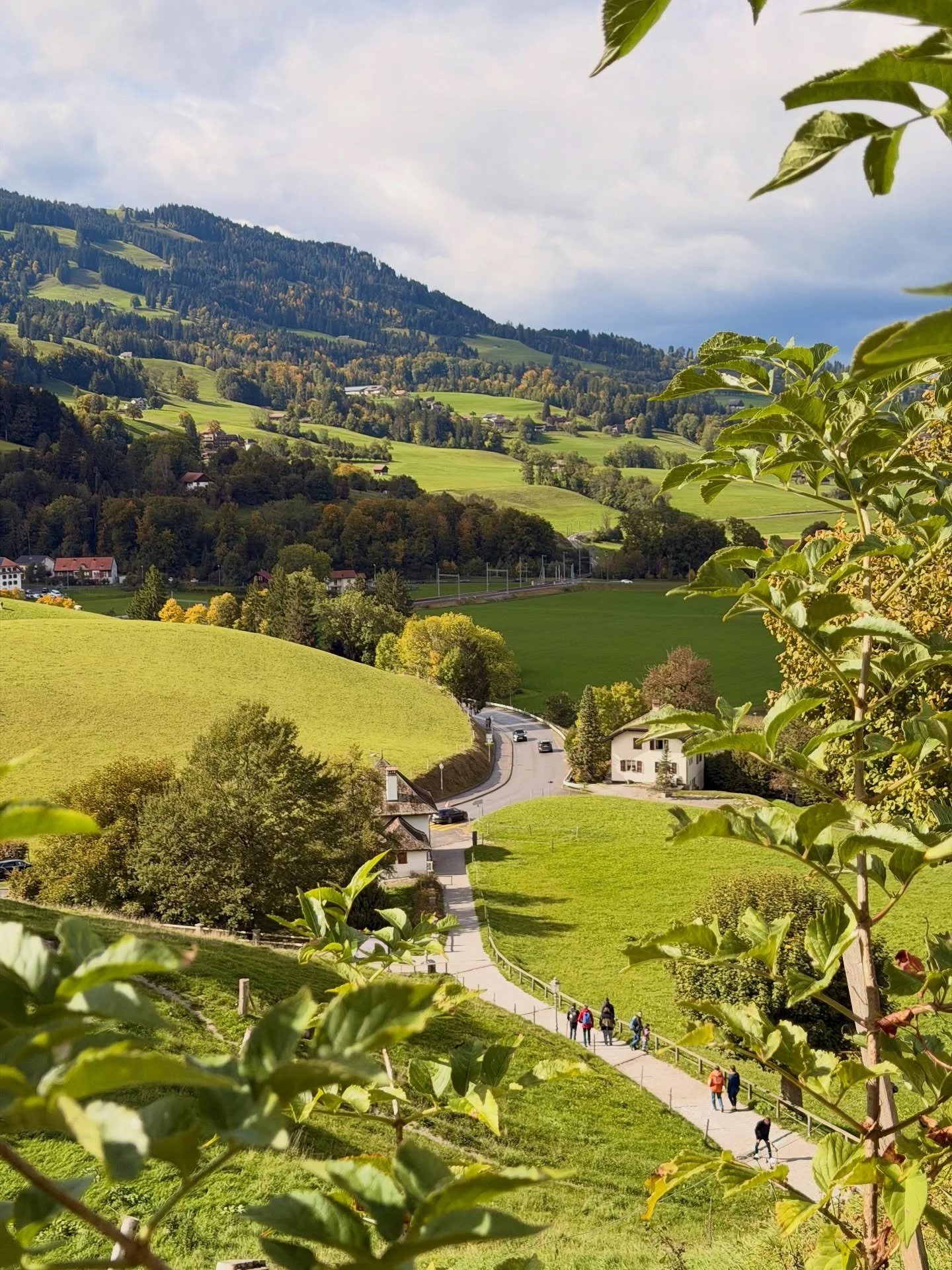 Gruy&egrave;res, c&rsquo;est un village perch&eacute; qui semble fig&eacute; dans le temps. Entre ses ruelles pav&eacute;es, son ch&acirc;teau m&eacute;di&eacute;val et l&rsquo;odeur du fromage qui flotte dans l&rsquo;air, on a l&rsquo;impression de 