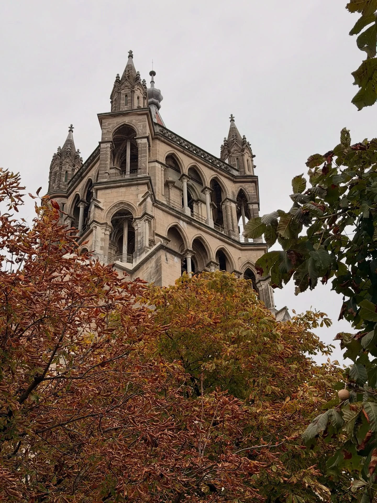 Lausanne, c&rsquo;est une ville suisse qui a vu le temps passer sans jamais perdre son &eacute;l&eacute;gance. Accroch&eacute;e &agrave; flanc de colline face au L&eacute;man, elle marie son &acirc;me historique &agrave; une &eacute;nergie moderne, e