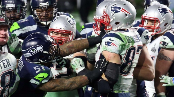 Bruce Irvin and Rob Gronkowski "exchange words" near the end of Super Bowl XLIX.