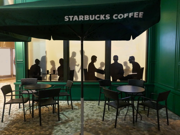  MG047* -  “Meeting for Coffee”   Starbucks café on the Las Vegas strip, USA 