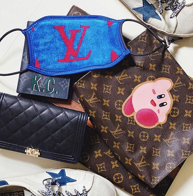 I love a good cosmetic pouch. 👩🏻&zwj;🎨Commission us to paint one you own, or purchase one from us. #kcadesign #lvpouch26 #kirby #ootd
