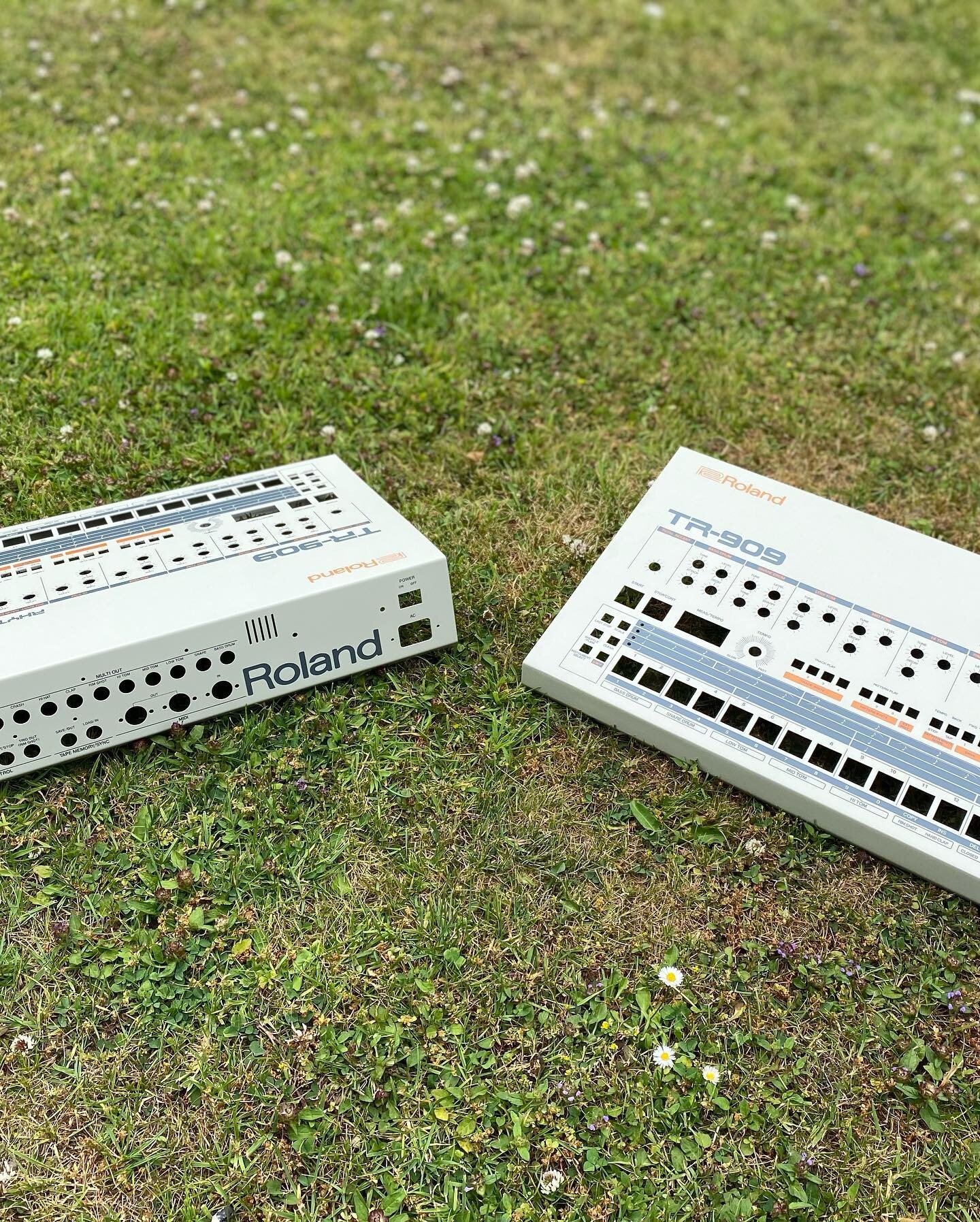 Roland TR-909 restored next to a Synthful Bodies TR-909 replica shell, also a restored Roland Jupiter 4 #synthrepair #synthrestorations #drummachine #tr909 #tr808 #linndrum #vintagedrummachine #vintagesynths #electronicmusicproducer #recordlabel #fin