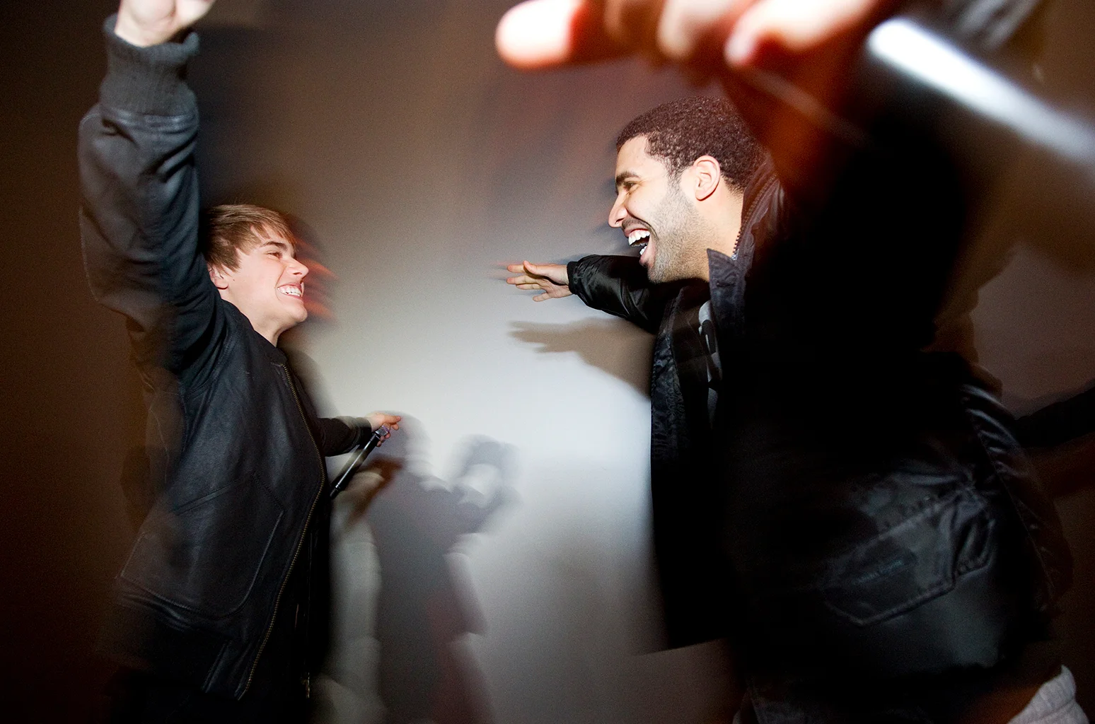 Justin-Bieber-Drake-hug-billboard-1548.jpg