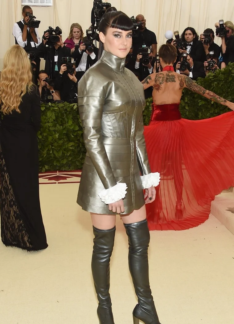 shailene-woodley-silver-look-met-gala-01.jpg
